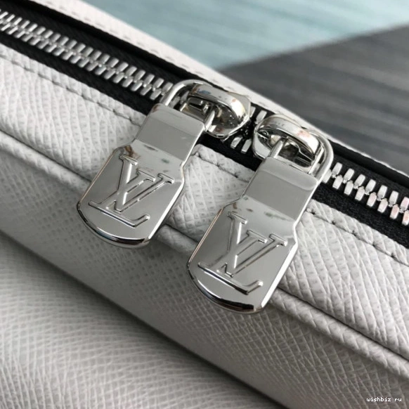 WIS OUTDOOR LOUIS VUITTON MESSENGER 0715
